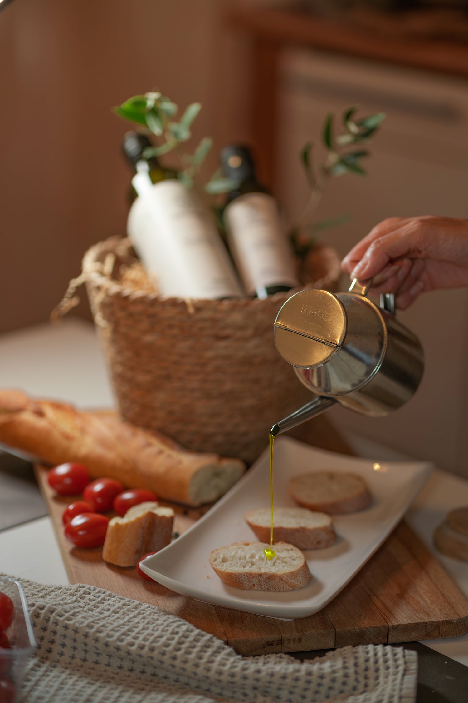 Ein Bild, wie unser tunesisches Bio-Olivenöl zum tupfen mit Weißbrot genutzt wird